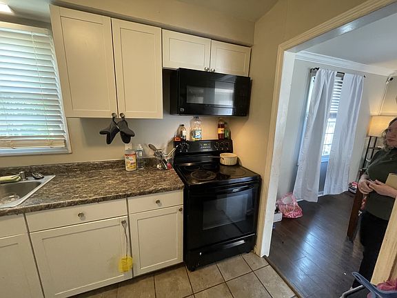 4th image of 824 Country Club Dr