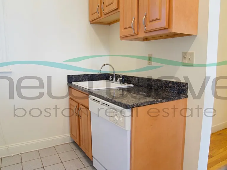 100 Queensberry St #2 — Photo 10