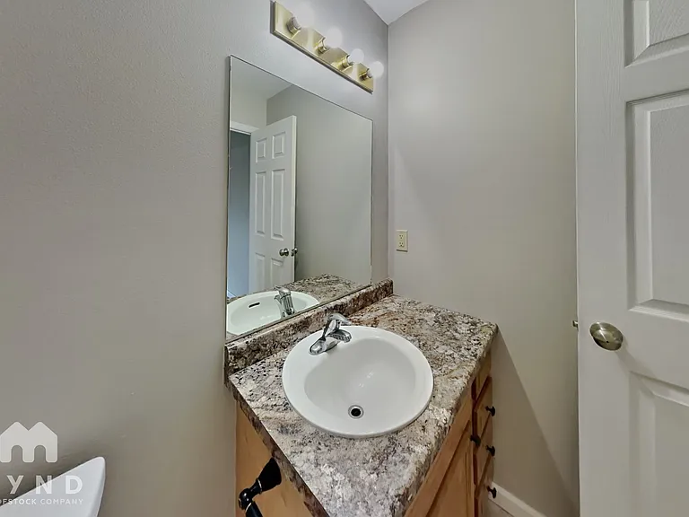 1130 S Clifton Ave — Photo 8