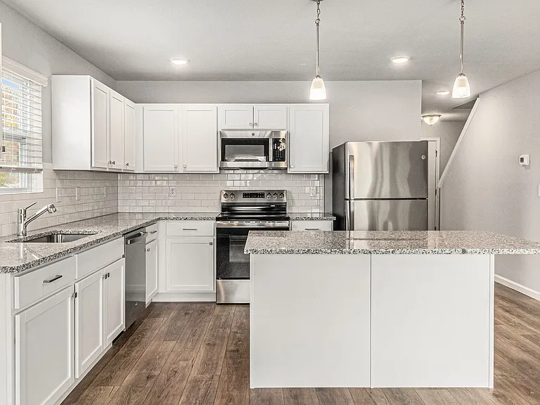2216 Macatawa Ln — Photo 3