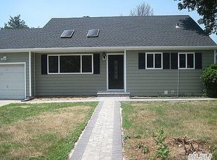 22 Rainbow Ln, Lindenhurst, NY 11757