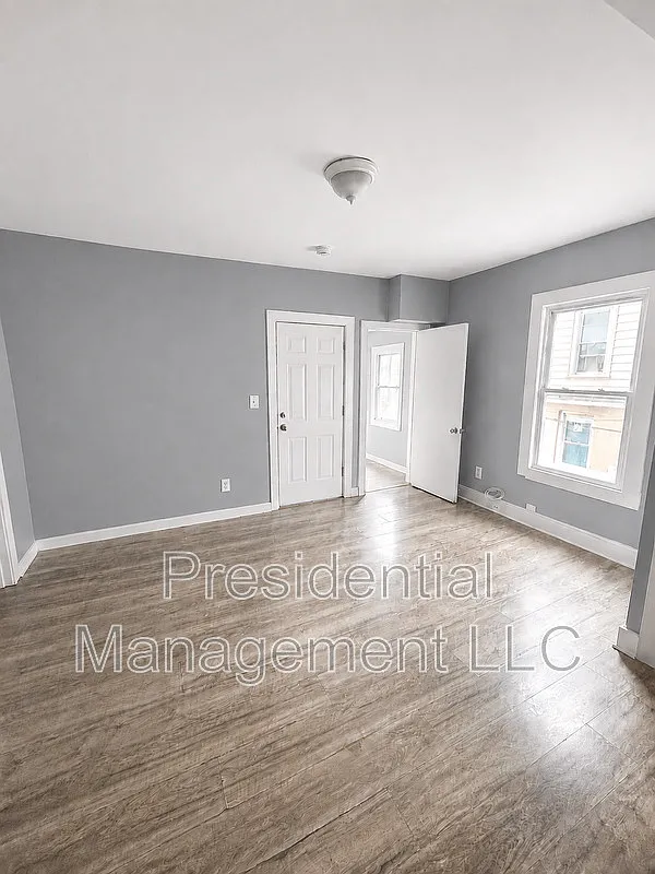 3 bed, 1.0 bath, $1,600 — Photo 4