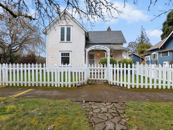 46 Log Cabin St, Independence, OR 97351