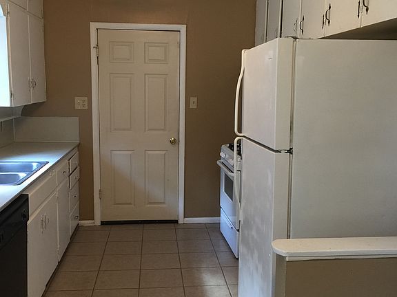 3rd image of 105 S Pecan St