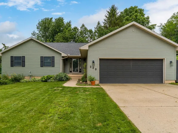 220 Benton St, Le Claire, IA 52753