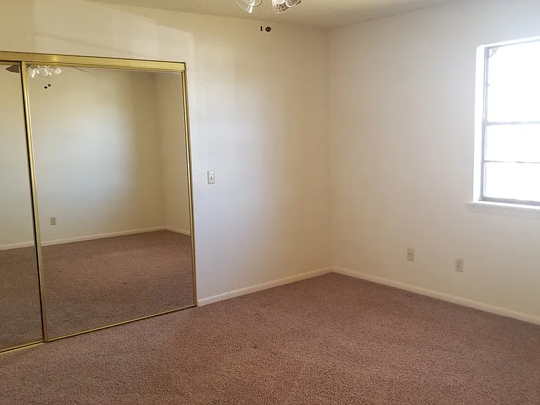 3600 Hawthorne Dr — Photo 3