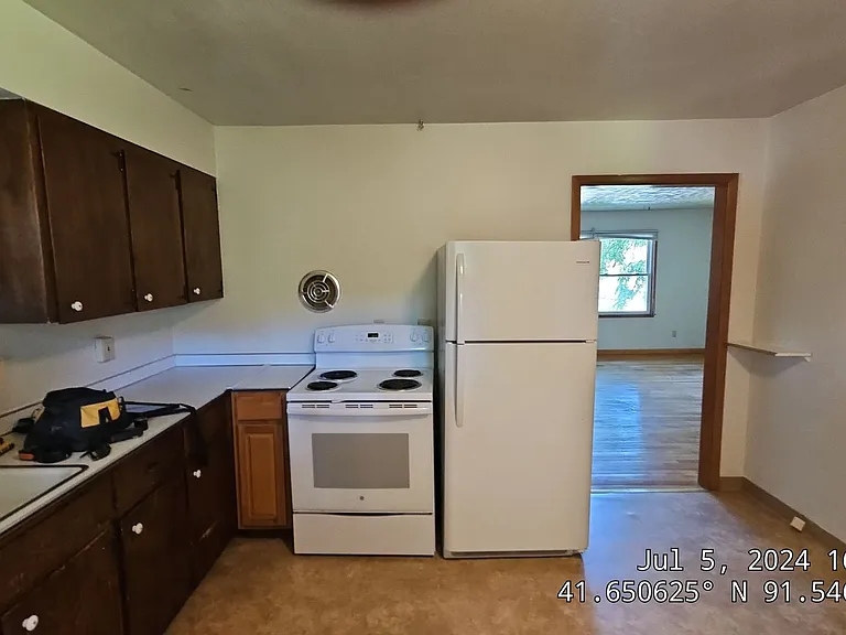 518 W Benton St — Photo 4