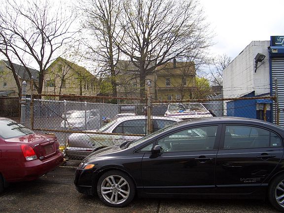 4th image of 550 E 31st St