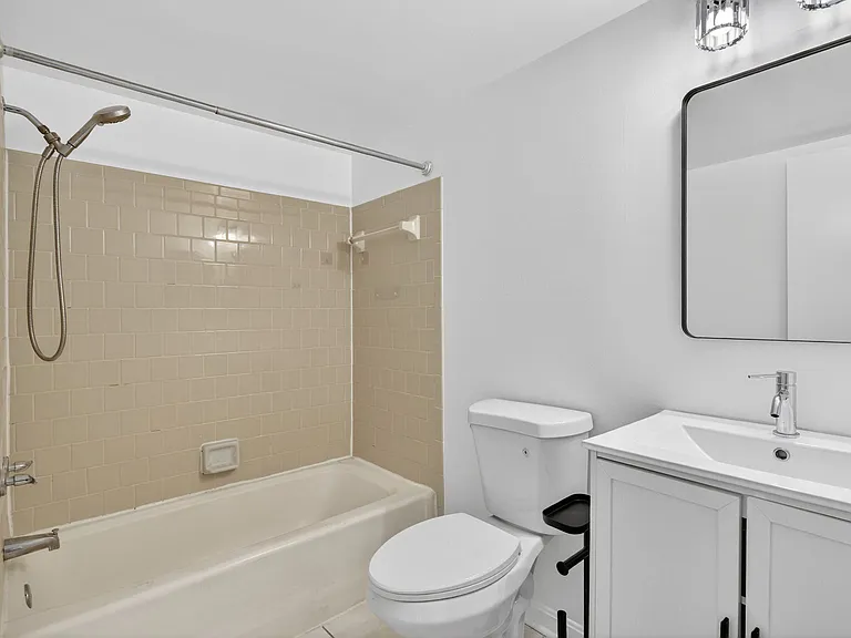 En-suite bath 2