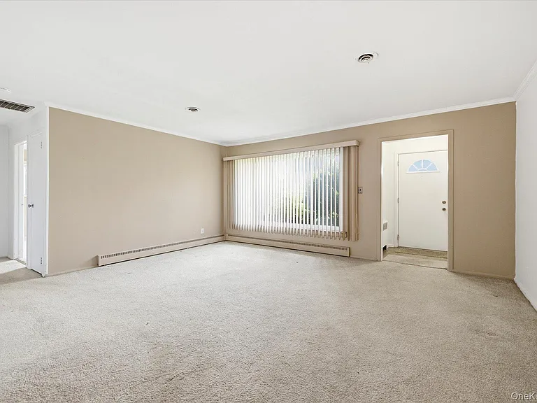 531 Surrey Pl — Photo 4