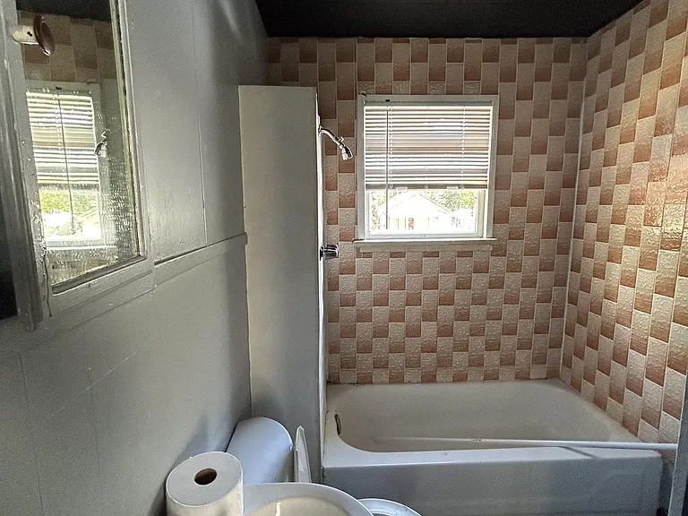 105 E Adoue St #2 — Photo 3