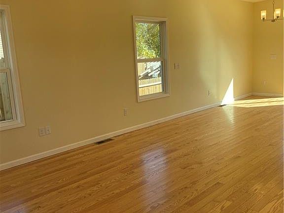 4th image of 157 Diamond Ave