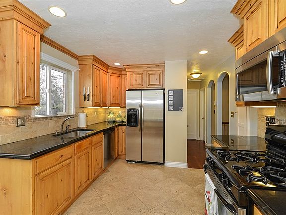 3rd image of 3052 S Crescent Dr