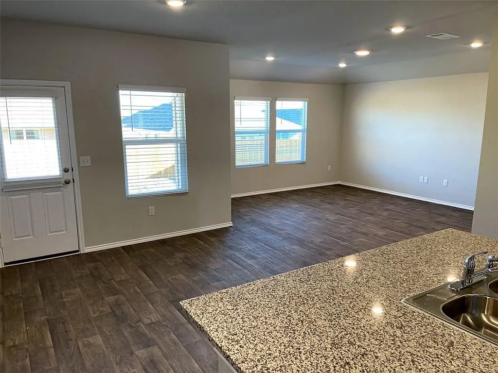 3 bed, 2.0 bath, 1475 sqft, $1,995 — Photo 3
