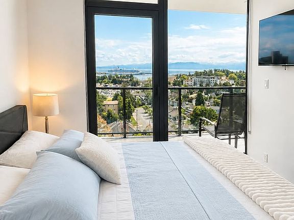 3rd image of 899 Esquimalt Rd #600