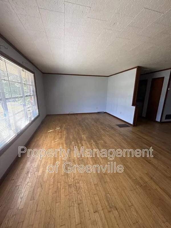 3 bed, 1.5 bath, 1457 sqft, $1,495 — Photo 2