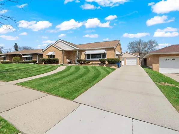 2212 8th Pkwy, Waukegan, IL 60085