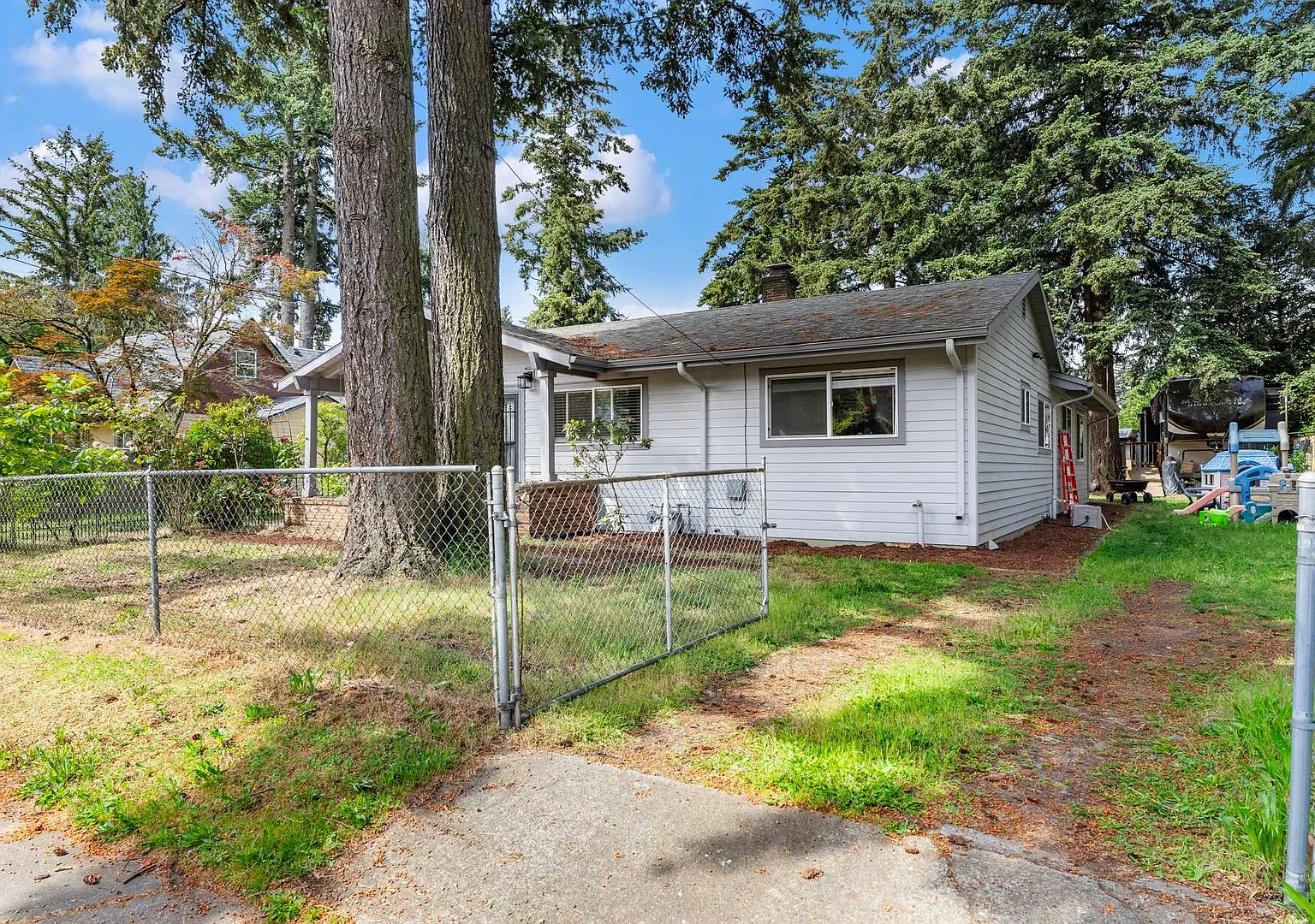 Charming SE Portland Bungalow Huge Lot! — Photo 4