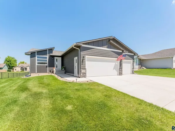 812 Sarah C Cir, Garretson, SD 57030