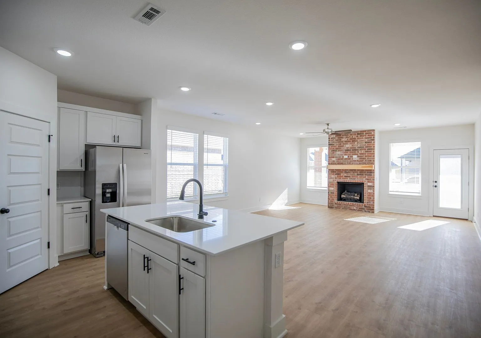 136 S. Broyles Avenue — Photo 4