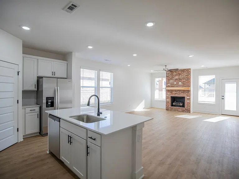 136 S Broyles Ave — Photo 4