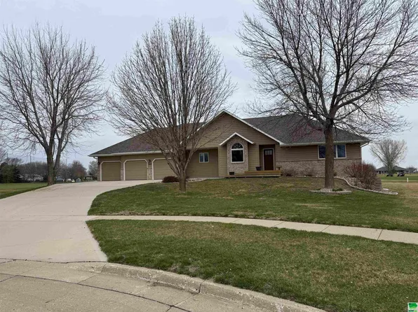 300 Saint Andrews Ct, Vermillion, SD 57069