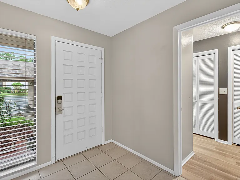 320 Michaels Cir — Photo 8