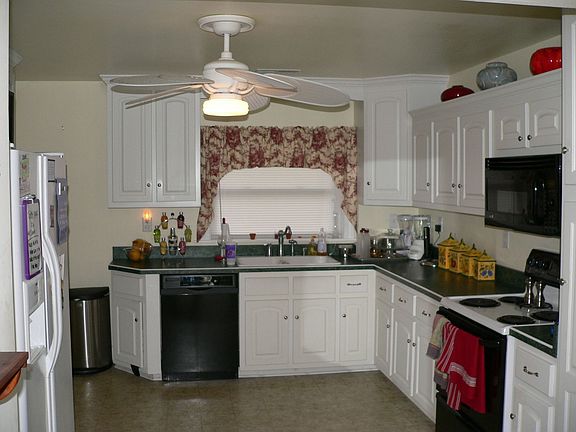 Roomy Eat-In Kitchen