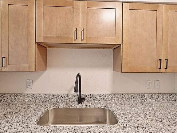 4th image of 3021 Pestalozzi St #203
