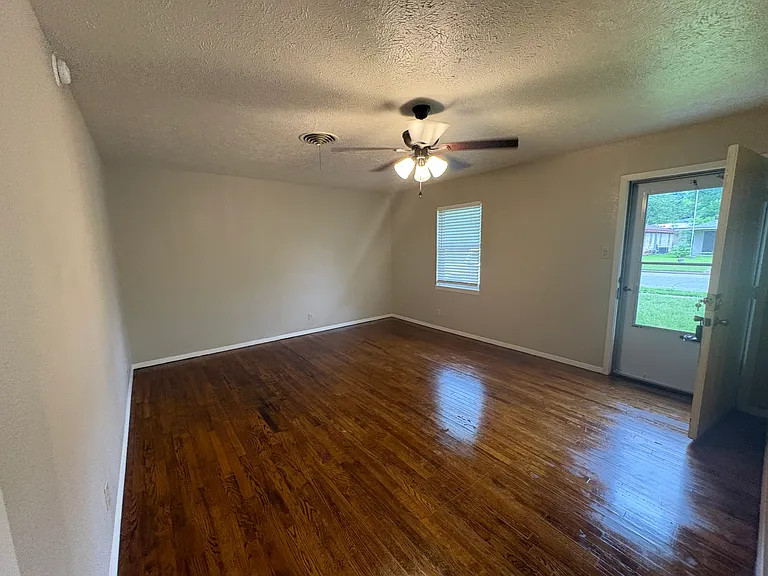 404 W Heron St — Photo 2