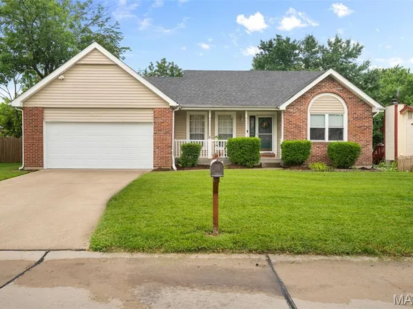 3016 Country Knoll Dr, Saint Charles, MO 63303
