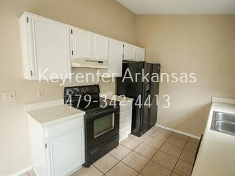 736 W Poplar St — Photo 3