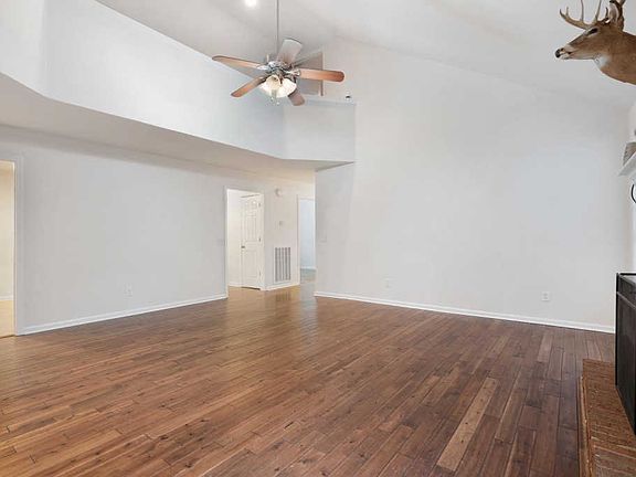 4th image of 205 Kennedy Dr
