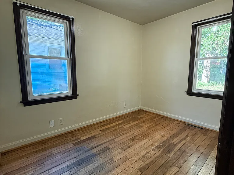 1760 Dewey Ave — Photo 6