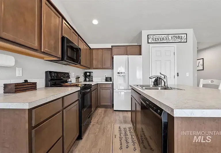 875 SW Crested St — Photo 9