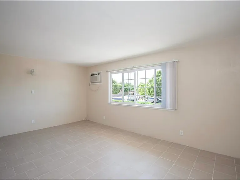 Laurel Village — Photo 21