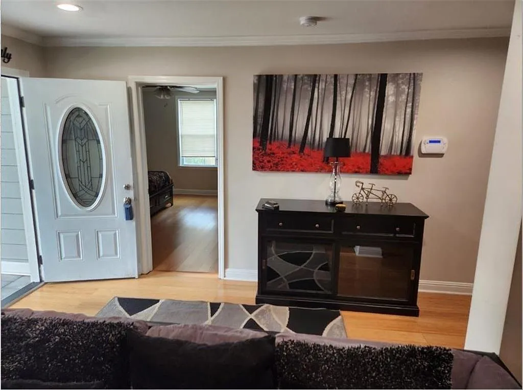 3 bed, 2.0 bath, 1423 sqft, $2,499 — Photo 2