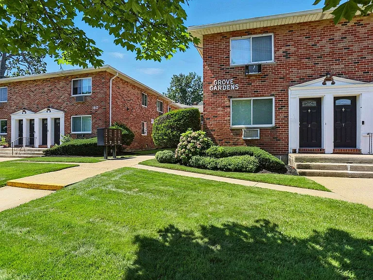 180 Guy Lombardo Ave — Photo 8