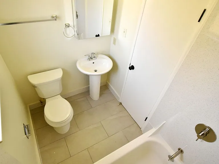 2132 Roosevelt Ave — Photo 12