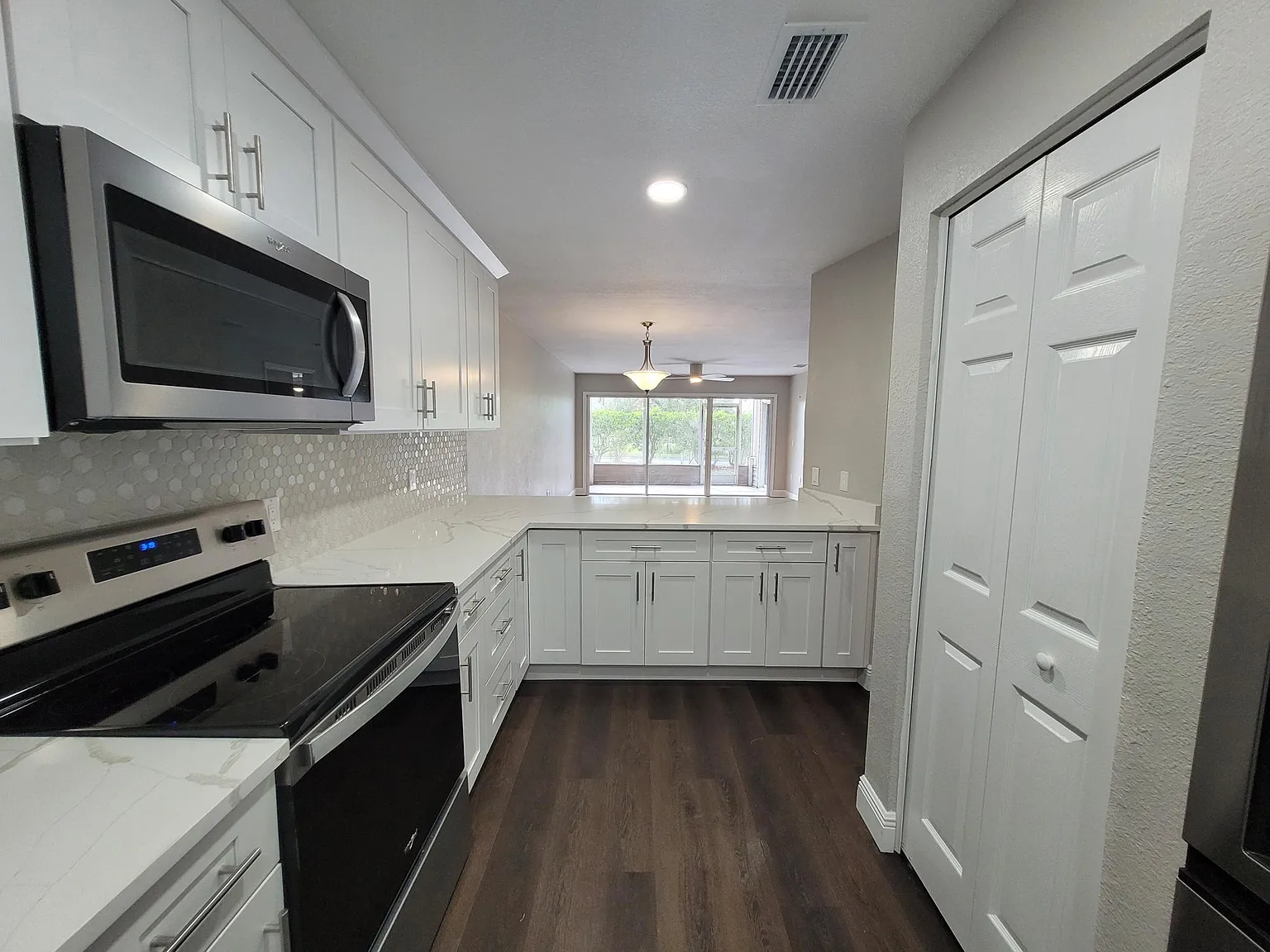 2 bed, 1053 sqft, $1,695 — Photo 3