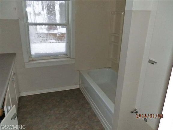 5th image of 831 Holland St
