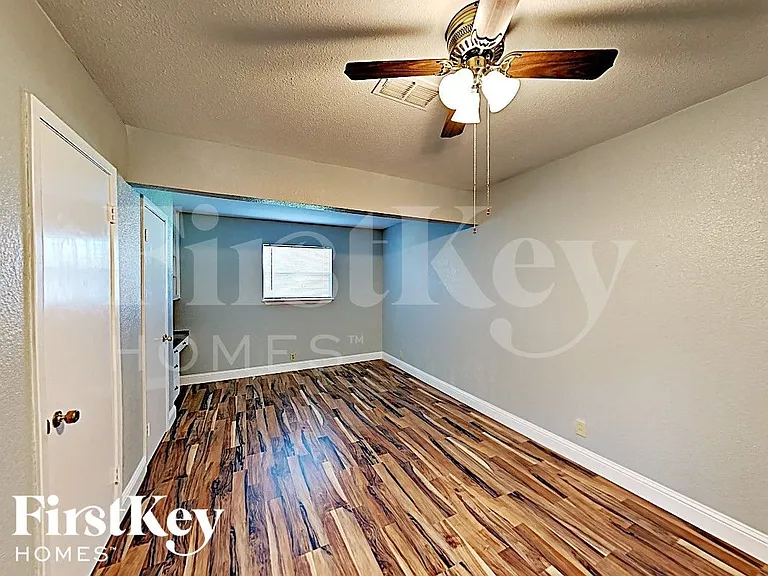 205 SW Moody St — Photo 10