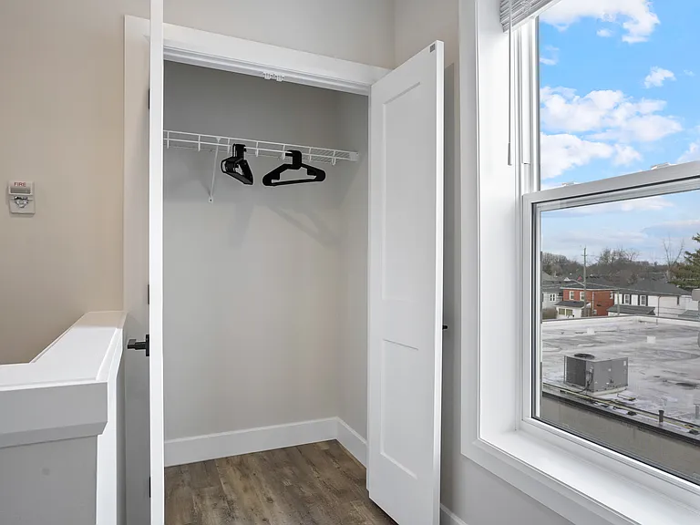 537 Talbot St — Photo 54