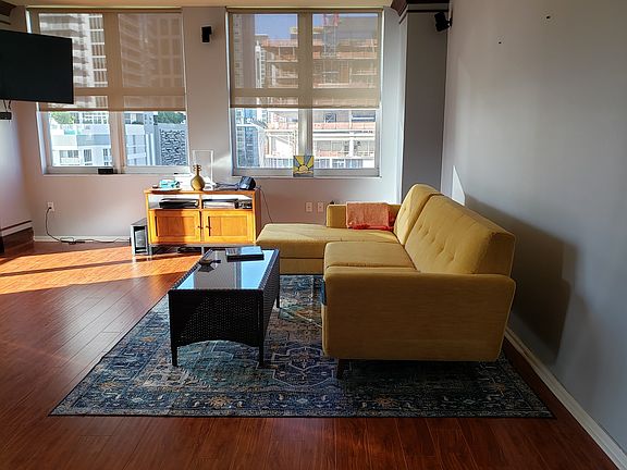 Open Living Room Space - Corner suite with stunning views - Watch the yachts go by!