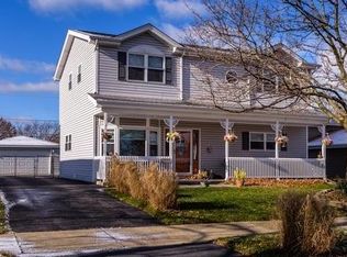 910 S Summit St, Barrington, IL 60010