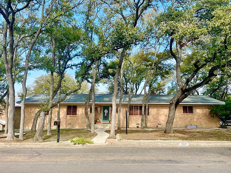 800 Dale Dr — Photo 1