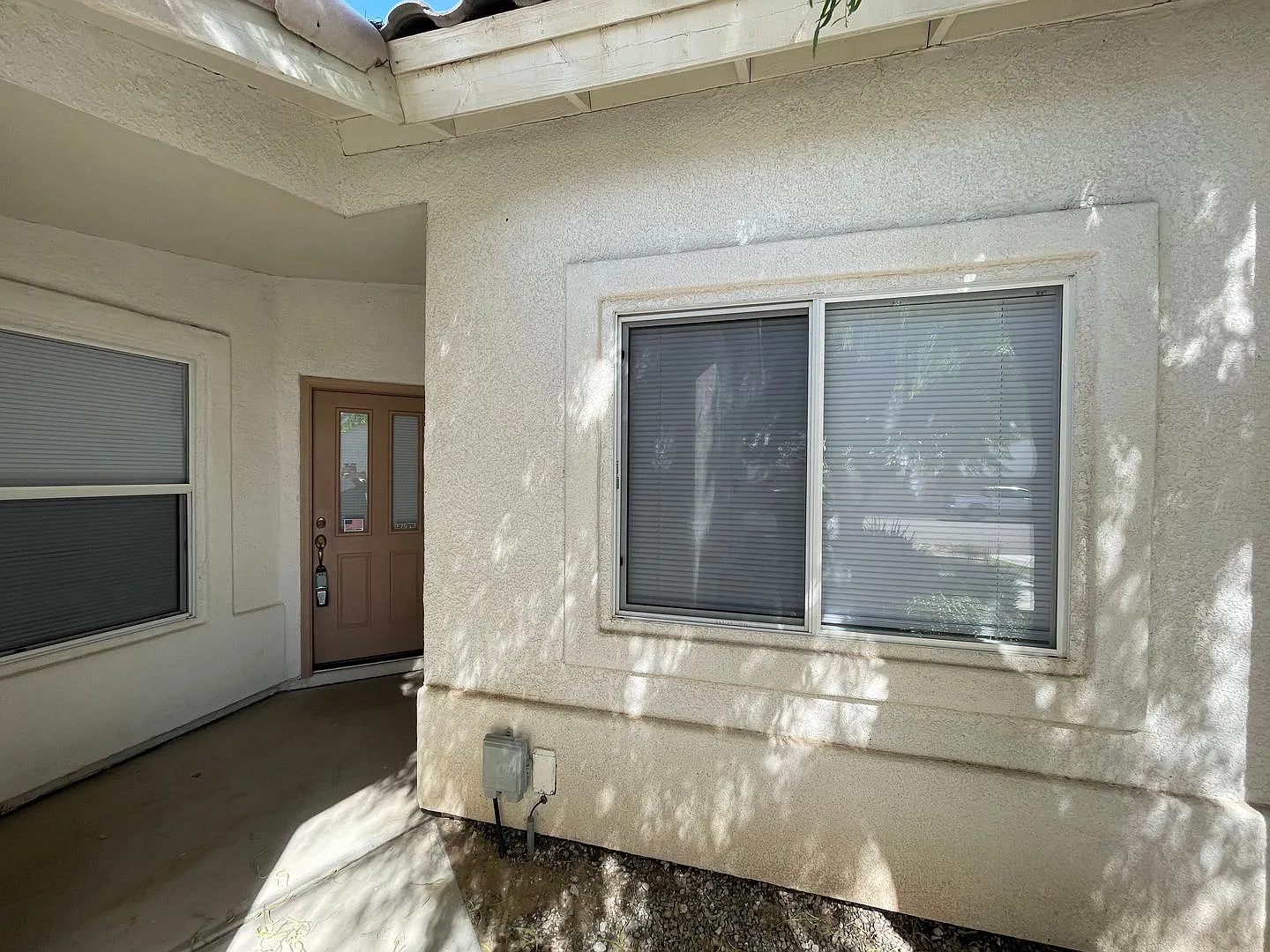 Three Bedroom Townhouse in GREAT location! — Photo 2