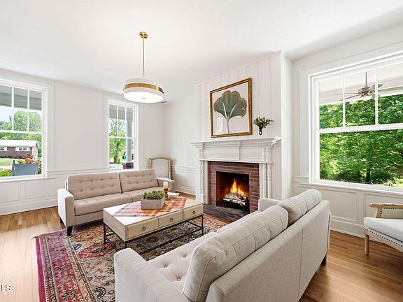 5th image of 240 Maplehurst Ln