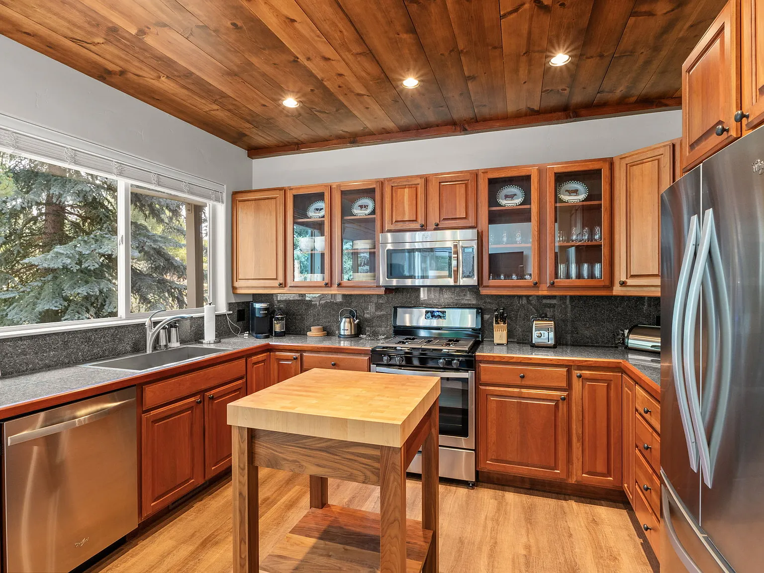 3 bed, 2200 sqft, $7,800 — Photo 4