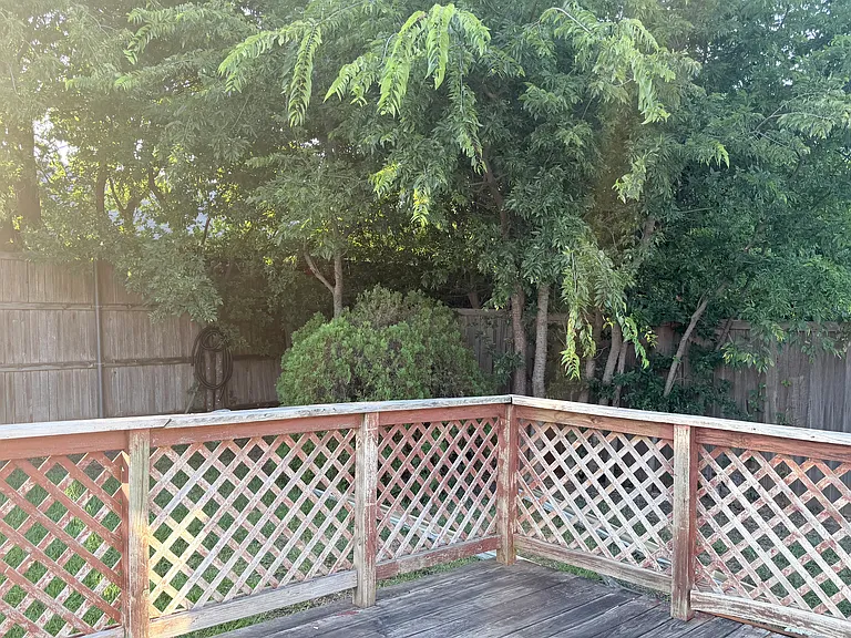 1024 Hawthorne Dr — Photo 3
